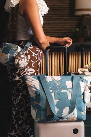 ALOHA Collection Keep It Light Nylon Zipper Tote 3