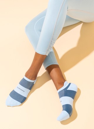 Feetures High-Performance Ultra Light No-Show Tab Socks 2