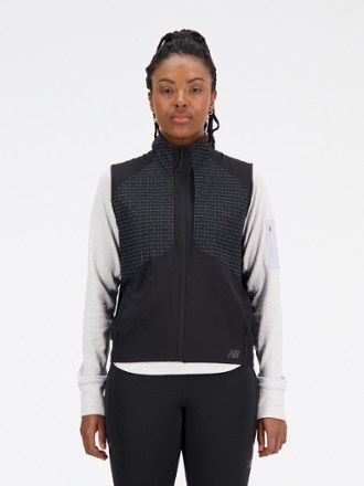 Brooks England Damen Weste Run Visible Insulated Vest  white/asphalt/nightlife ab 69,00 €